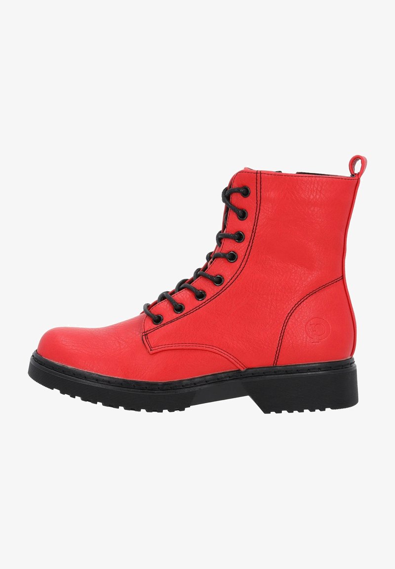 Bottine en cuir rouge à lacets avec semelle noire, œillets noirs, et languette à l'arrière.