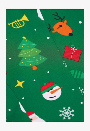 Grüner Stoff mit festlichen Motiven: Weihnachtsbaum, Rentier, Schneemann, Geschenke, Schneeflocken und Sterne in Gelb, Rot und Weiß.