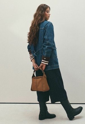 Next, SUEDETTE STRUCTURED CROSS BODY BAG - Håndtasker - tan brown