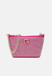 Růžová kabelka se stříbrnými rhinestony, zipovým uzávěrem a zlatým řetízkovým popruhem. Na přední straně se nachází zlatá cedulka s logem. Obdélníkový tvar.