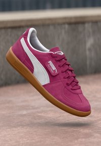 PUMA Palermo tenisice u fuksija od nubuk kože s bijelim detaljima, s okruglim vrhom, dizajnom na vezivanje i gumenim potplatom.