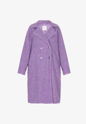 Fialový, nadýchaný kabát s dvouřadým zapínáním, klopami s výřezy a stříbrnými knoflíky. Má dlouhé rukávy a texturovaný povrch.