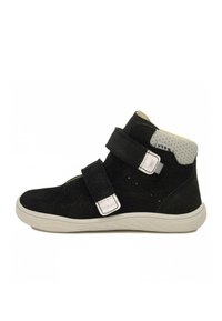 Baskets montantes en suede noir avec deux bandes auto-agrippantes, accents blancs et col texturé gris. Semelle en caoutchouc léger et détails perforés.