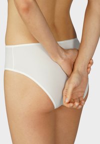 Witte hoge taille onderbroek van gladde stof, met een eenvoudig ontwerp, zachte elastische randen en geen zichtbare naden.
