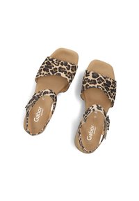 Luipaardprint slide sandalen met twee brede stoffen banden, open teen en een gespsluiting rond de enkel. Zachte beige binnenzool voor comfort.