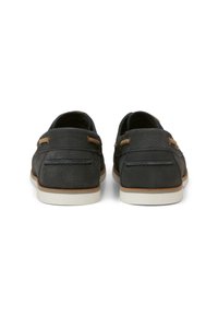 Schwarze Lederloafer mit braunen Akzenten, mit texturiertem Finish, weißen Gummisohlen und klassischem Design.