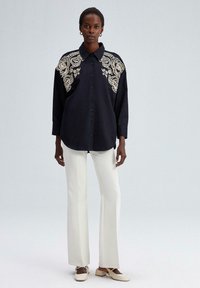 Touché Privé EMBROIDERED FRONT - Camicia - black