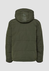 Oliwkowa puchowa kurtka z kapturem, z pikowanym wzorem, widocznymi szwami i logo na tylnej części kaptura.