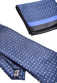 Cravatta di seta navy con un motivo a righe diagonali in blu e pois bianchi, accompagnata da un fazzoletto coordinato con una banda blu solida.