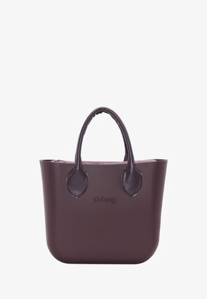 Liila muovinen kantolaukku, jossa on lyhyet kahvat ja sileä pinta, varustettuna logolla ja vetskarlukolla. Sisäosa on kontrastoiva vaaleanpunainen.