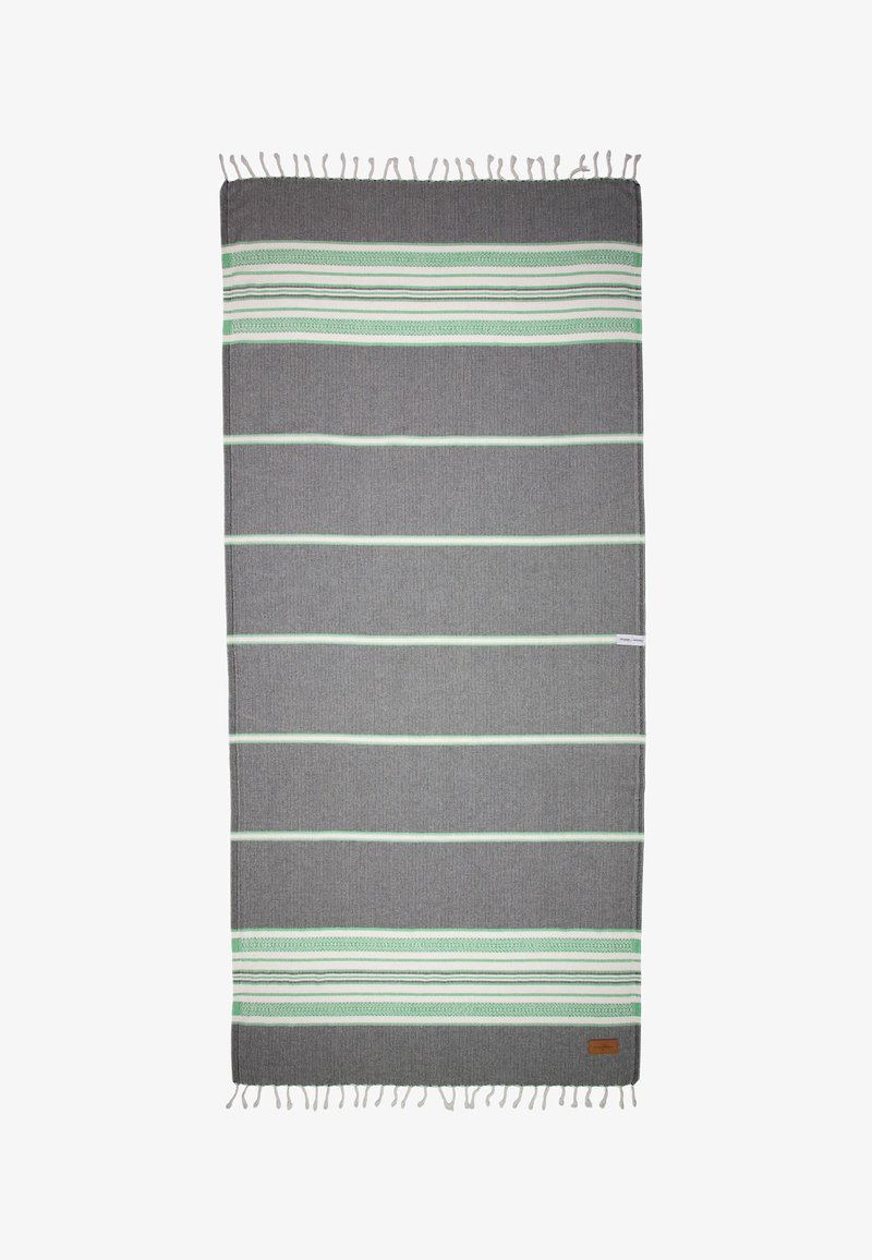 Grijze deken met groene en witte strepen, met een zachte textuur en franjes aan de randen. Inclusief een klein merklabel in de hoek.