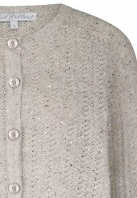 Lichtbeige gebreide cardigan met ronde hals, vier lichtgekleurde knopen en subtiele glanzende pailletten door de stof.