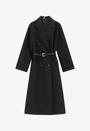 Cappotto nero doppiopetto con ampio colletto a lancia, maniche lunghe e vita con cintura. Realizzato in un tessuto liscio e strutturato.