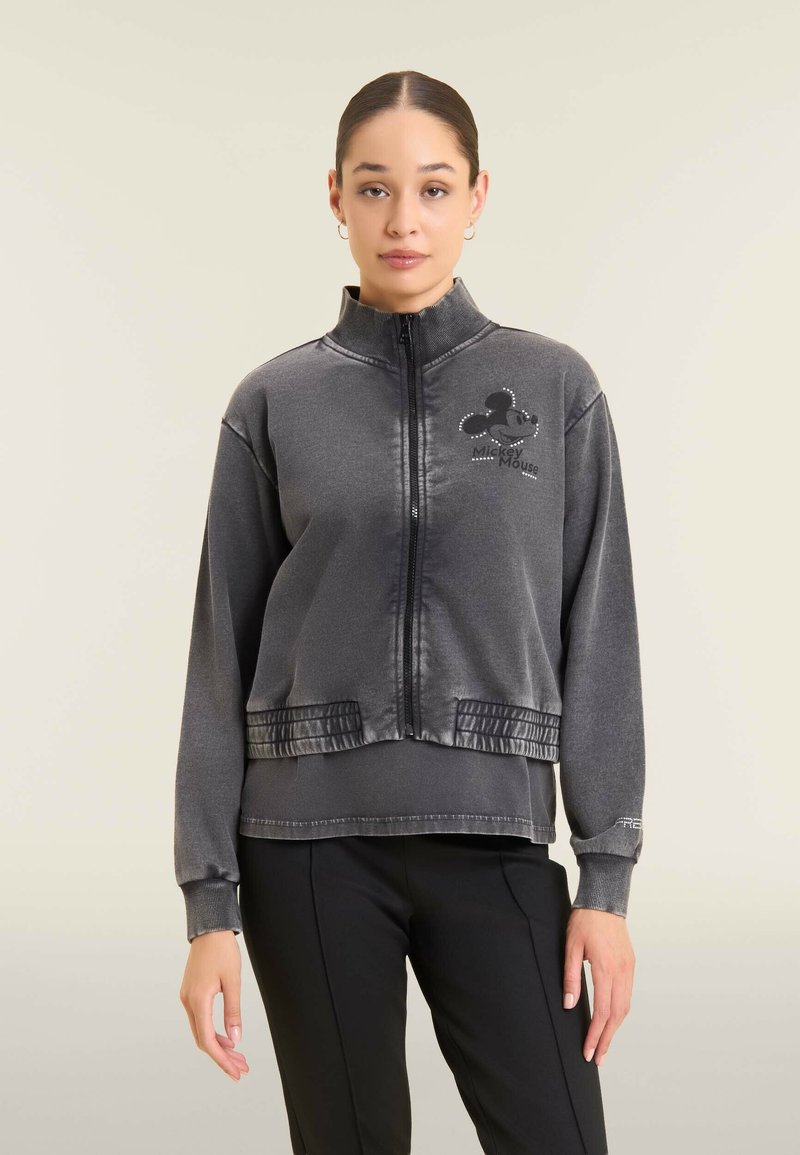Giacca grigia con zip e colletto alto, decorata con un grafico di Mickey Mouse in nero e strass, e orlo e polsini a coste.
