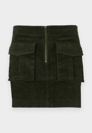 Gonna mini in corduroy verde scuro con zip frontale e due grandi tasche a flap su ciascun lato.