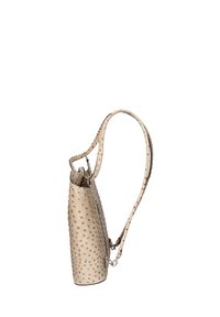 Borsa beige testurizzata con un motivo a rilievo unico, forma stretta, manico corto e tracolla regolabile per versatilità.