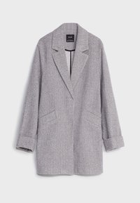 Grauer Mantel mit Fischgrätmuster, mit Reverskragen, langen Ärmeln und zwei vorderen Taschen; aus strukturiertem Stoff gefertigt.