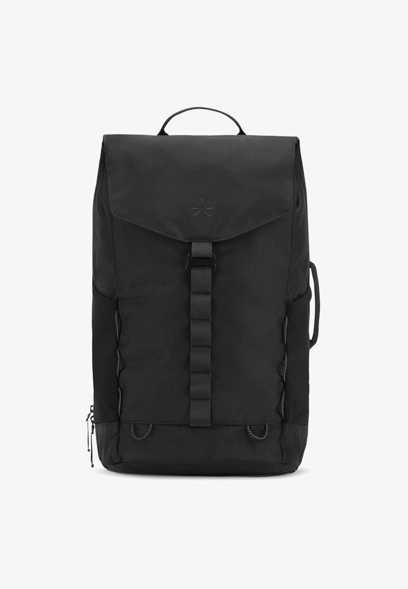 Černý batoh se strukturovaným designem, se širokým klopou, horizontálním popruhem, bočními kapsami a texturovaným povrchem.