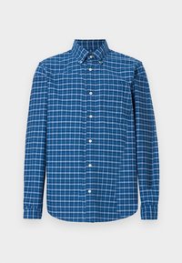 Camisa de manga larga de cuadros azules que presenta un cuello con botones, un bolsillo frontal y una sutil textura con diferentes tonos de patrones de cuadros en azul y blanco.