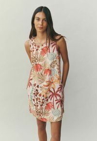 Õhuline lillemustriga varrukateta kleit pehmes roosas kangas, millel on värvikad lehed ja lilled, küljetaskud ning lõdva siluett.