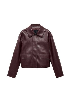 Giacca cropped in pelle bordeaux con colletto, chiusura frontale a bottoni e due tasche sul petto. Texture liscia e maniche aderenti.