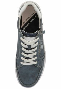 Sneaker blu scamosciato con lacci bianchi, dettaglio con zip e design testurizzato. Presenta un collare imbottito e un logo sulla soletta.