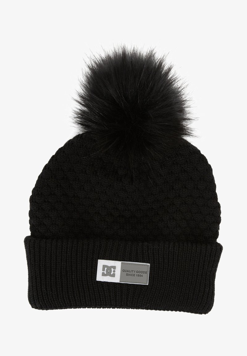Zwarte gebreide beanie met een fluffy pompon bovenop, met een gestructureerd patroon en een omgeslagen ribbelrand. Inclusief een rechthoekig logopatch.