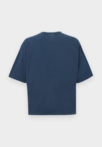 Camiseta de manga corta, de color azul marino y con un corte relajado. Presenta un escote redondeado y una textura de tela suave. Diseño simple, sin patrones ni acentos visibles.