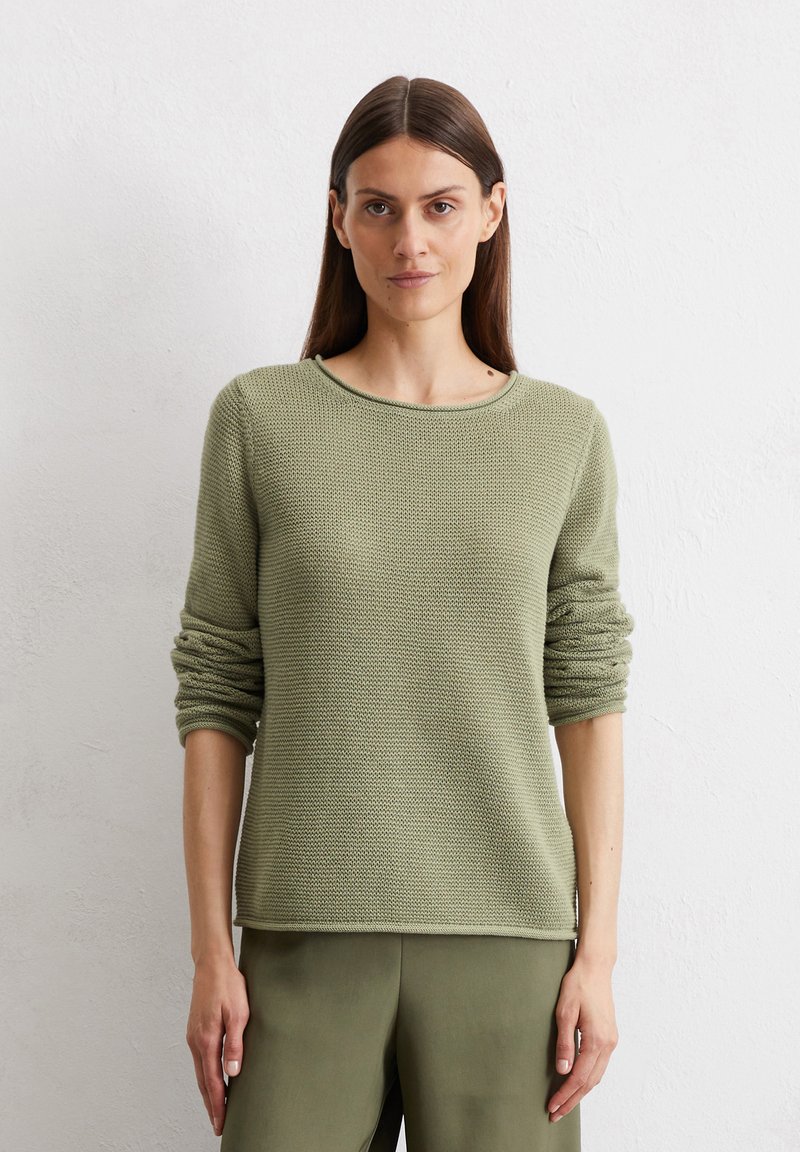 Gebreide pullover in zacht olijfgroen, met een ronde halslijn, een ontspannen pasvorm en omgeslagen mouwen. Zachte textuur met een subtiel patroon.
