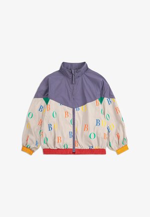 Barevná bunda s větrovkou, která má fialovou horní část, vícebarevný vzor písmen "B" a "O", elastické manžety a zipový přední díl. Lehký materiál.