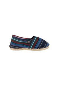 Chaussure de style espadrille avec une tige en tissu bleu marine à rayures multicolores, semelle en corde et design à bout arrondi. Modèle plat, sans lacets.