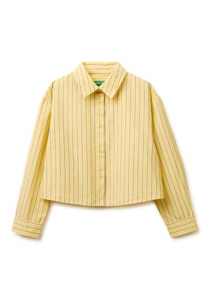 Żółta koszula z długim rękawem na guziki z cienkimi pionowymi fioletowymi paskami i spiczastym kołnierzem, prezentowana na białym tle.