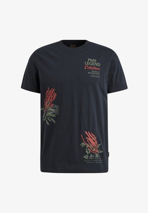 Marineblå bomulds T-shirt med korte ærmer, der har grøn og rød blomsterbroderi, logo-print og tekstdetaljer langs bunden.