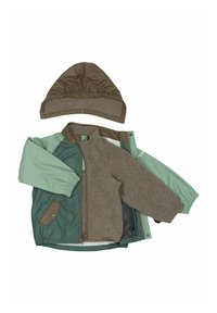 Grøn og brun jakke med et aftageligt indre fleece-lag og matchende hætte. Har elastiske manchetter og en lynlåslukning foran. Teksturomaterialer.