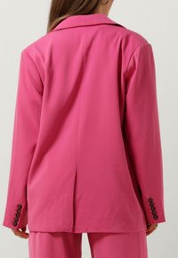 Rocze blazer in een taillering ontwerp, met een notch revers, lange mouwen en knoopsluitingen op de mouwen. Glad stof met een rugventilatie-detail.