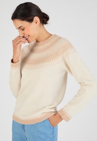 Maglione lavorato a maglia color crema con un motivo a yoke testurizzato in beige chiaro. Presenta un colletto rotondo e polsini e orlo a costine.