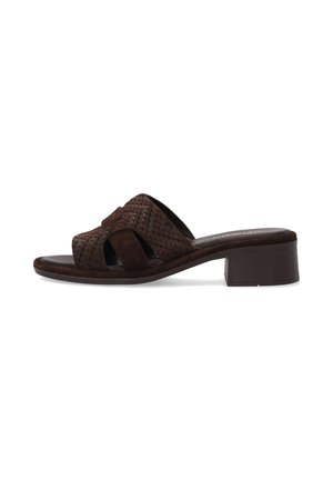 Brun ruskind slid e sandal med vævet overdel, åben tå og lav blokhæl på hvid baggrund.