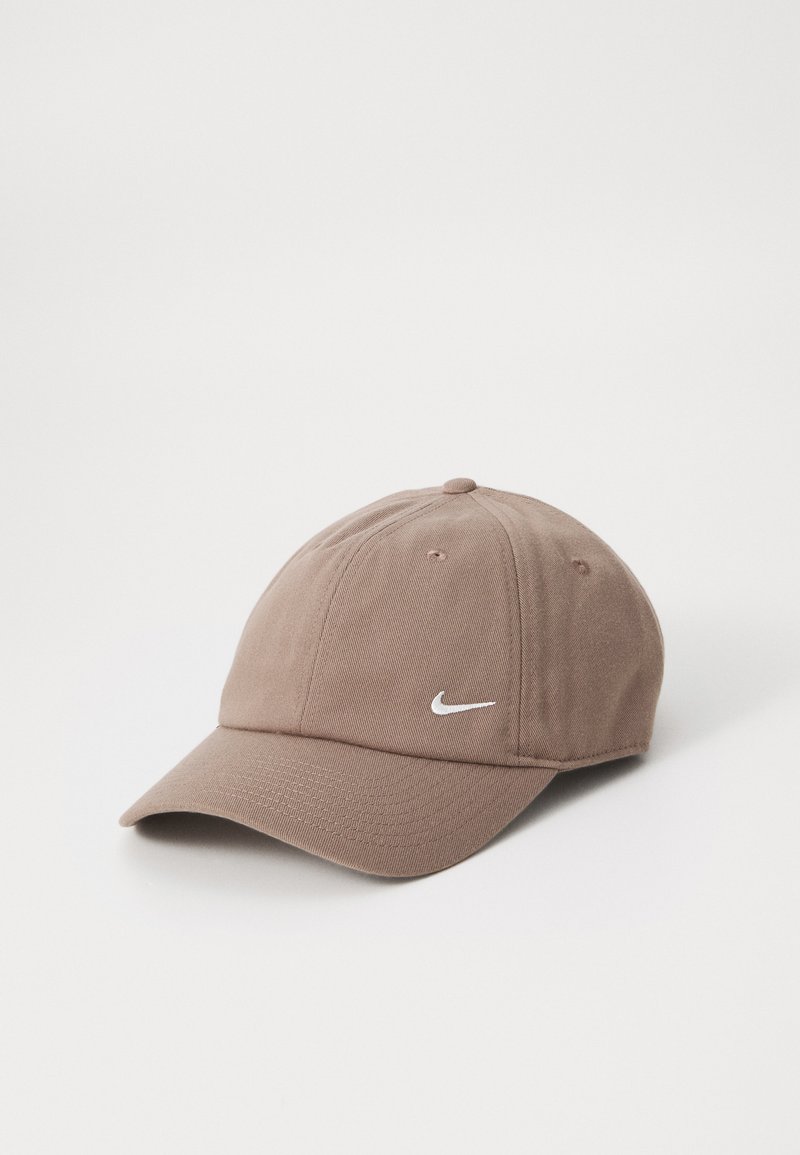 Casquette de baseball en tissu brun avec une visière incurvée, arborant un logo Nike blanc à l'avant et des accents brodés sur la couronne.