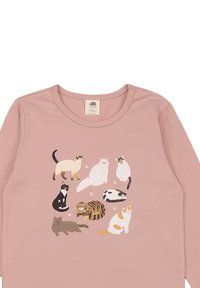Langärmliges rosa Hemd mit einem Katzen-Graphic-Design, das verschiedene Katzenrassen in verschiedenen Farben und Mustern zeigt, auf weichem Stoff bedruckt.