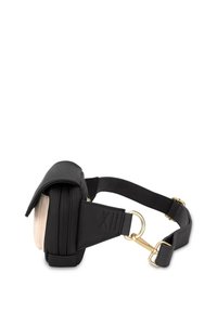 Czarna skórzana torba o gładkim wykończeniu, z klapką na zawias, złotymi akcesoriami i regulowanym paskiem. Posiada kremowy przedni panel.