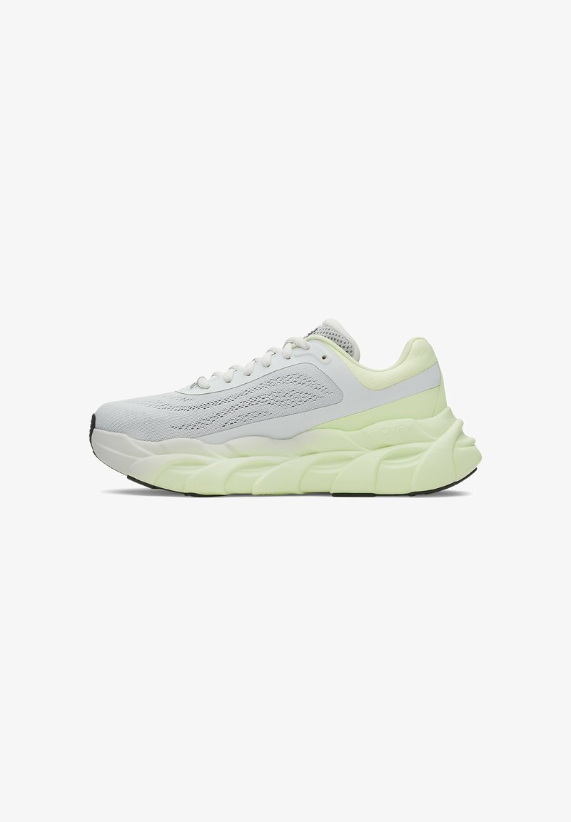Lichtgrijze sportschoen met ademend mesh bovenwerk, limegroene accenten en een dikke, getextureerde zool met golfachtige patronen. Zwarte buitenzool.