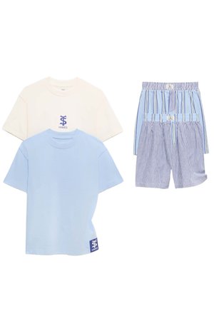 Dwie koszulki z krótkim rękawem, jedna kremowa z logo, druga jasnoniebieska, zestawione z dwoma pasiastymi szortami w odcieniach niebieskiego i białego.