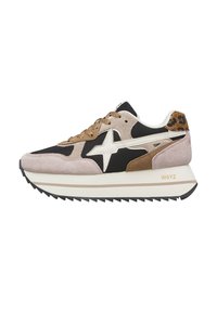 Sneaker sportivo con tessuto nero e dettagli in suede marrone e rosa, logo a stella bianco e una suola nera testurizzata pronunciata.