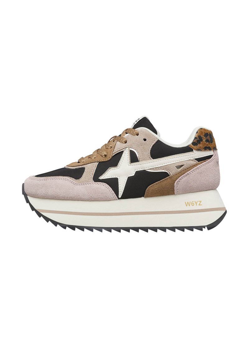 Sneaker sportivo con tessuto nero e dettagli in suede marrone e rosa, logo a stella bianco e una suola nera testurizzata pronunciata.