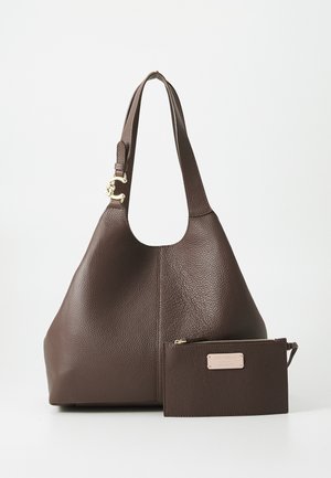 Bolso hobo de cuero marrón con superficie texturizada, accesorios de hardware dorado, y una cartera a juego que cuenta con cierre de cremallera y placa con logotipo.