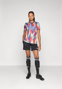 adidas Performance ARSENAL FC PREMATCH JERSEY WOMEN - Klupska odjeća - victory blue/pure ruby/bright yellow/bright cyan