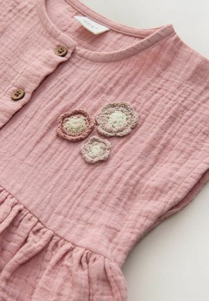 Lyserød muslin-kjole med rund halsudskæring, tre træknapper, flæsekant og broderede blomsterdetaljer i creme, lyserød og taupe.