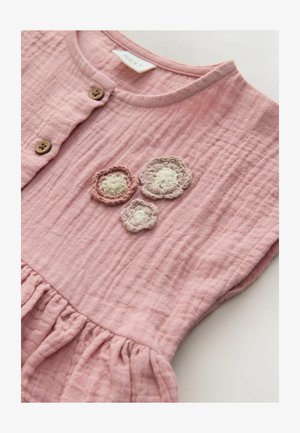 Vestido de muselina rosa con escote redondo, tres botones de madera, dobladillo con volantes y detalles bordados de flores en crema, rosa y topo.