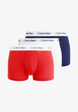 Três pares de boxers Calvin Klein nas cores vermelho, branco e azul-marinho, com cinturas elásticas que apresentam o nome da marca impresso em preto.