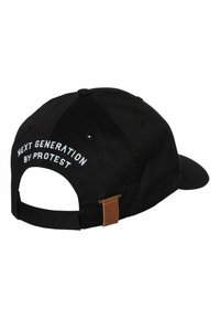 Sort cap med broderet "NEXT GENERATION BY PROTEST" på bagsiden, med snapback-lukning og et lille brunt lædermærke.